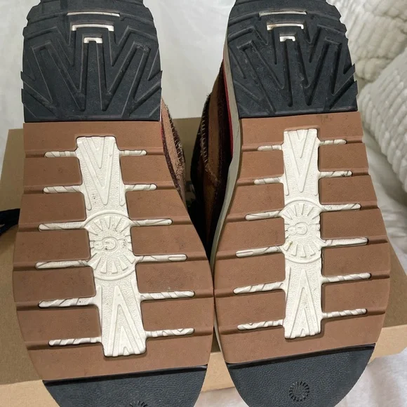 UGG Unisex Adult Goldencush Sneaker (Women’s Size 8) - Picture 5 of 5